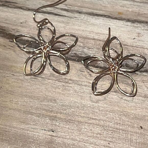 Open wire earring woman’s 1.5” dangling flower gold tone rhinestones center flor - Picture 6 of 6